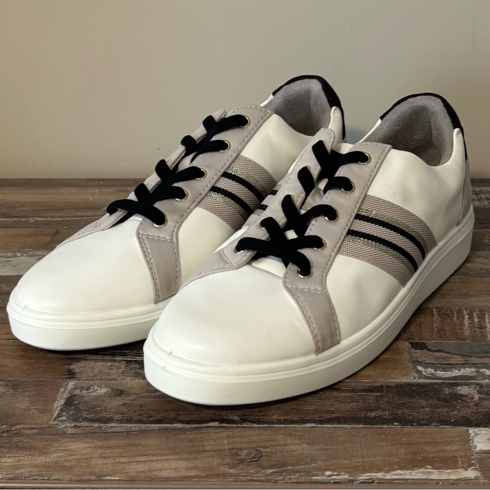 Beezees Happy Friday Lace Up Sneaker Size 11